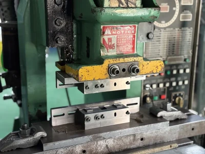 沖床加工 (Stamping / Punching)