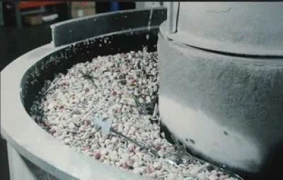 振動研磨 (Vibratory Finishing)